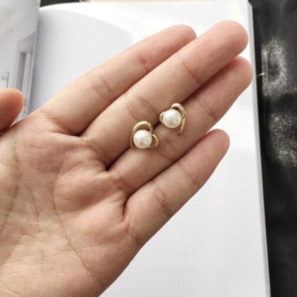 Pearl of Heart Stud Earrings - Picture 5 of 6